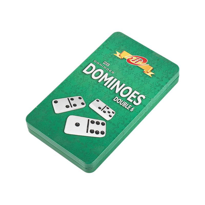 Podwójne sześć domino w modnej zielonej żelaznej skrzynce do gier rodzinnych